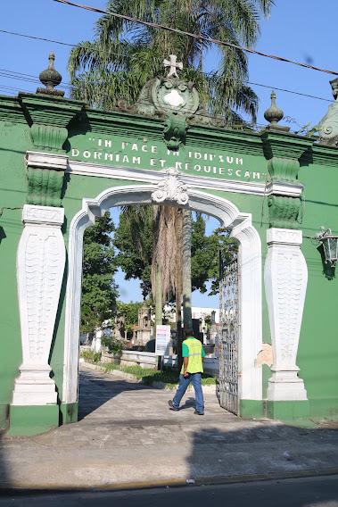 a fachada do cemitério do paquetá. #paratodosverem