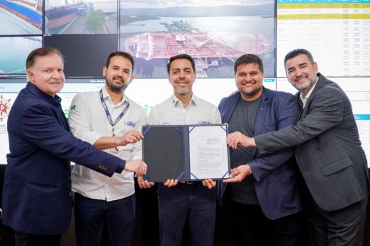 autoridades mostram documento assinado #paratodosverem