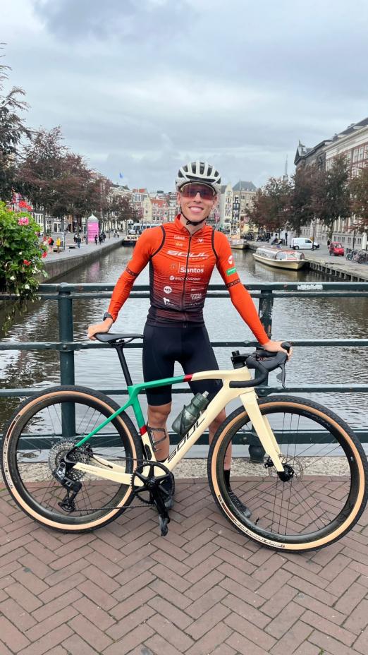 atleta de bicicleta em ponte #paratodosverem 