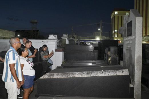 pessoas fotografam campa #paratodosverem