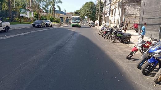 ônibus passando pela avenida com asfalto novo #paratodosverem