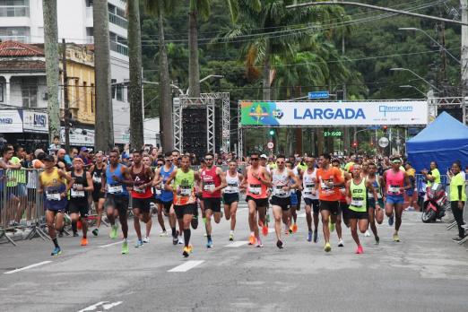pessoas correndo em prova #paratodosverem 