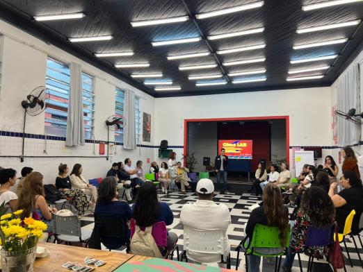 pessoas em reunião #paratodosverem 