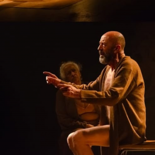 ator durante peça em palco de teatro #paratodosverem