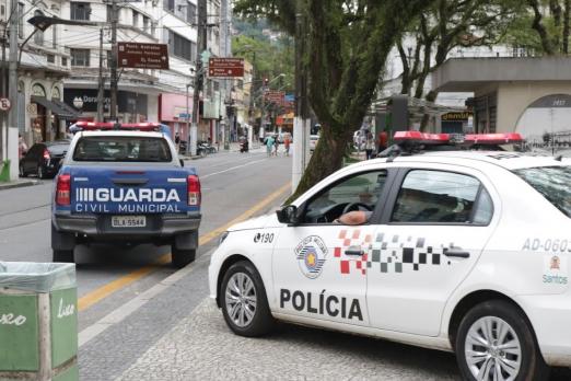 viatura da guarda municipal e viatura da PM saindo de praça. #paratodosverem