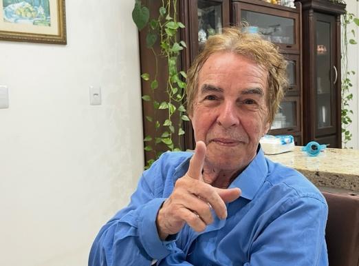 Foto do poeta santista Valdir Alvarenga. #Paratodosverem.