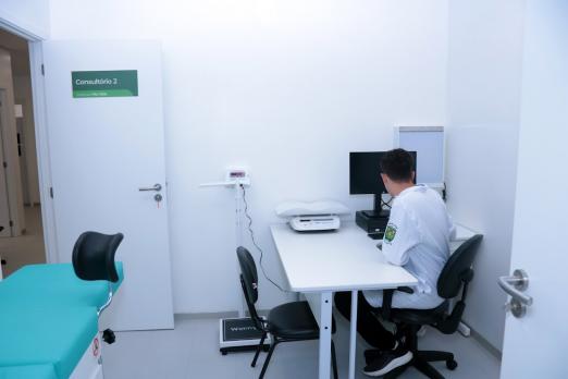 médico em sala de policlínica #paratodosverem