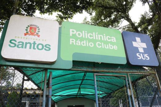 a fachada da policlínica com o nome grafado num toldo. #paratodosverem