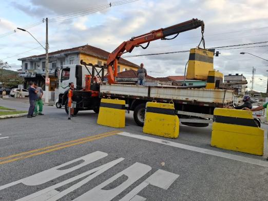 caminhão coloca obstáculos para bloquear pontilhão #paratodosverem