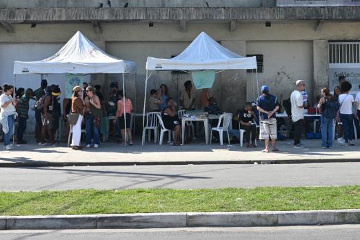 pessoas senso atendidas em tenda #paratodosverem