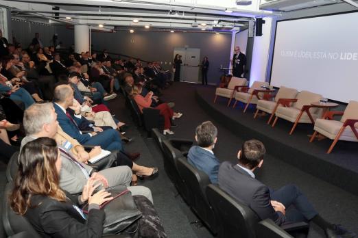 pessoas acompanhando o evento #paratodosverem 