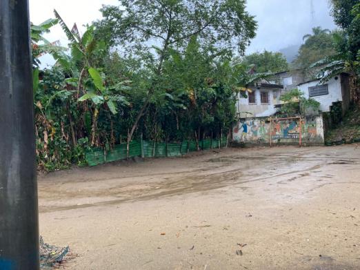 área de morro vazia, coberta com areia. #paratodosverem