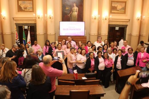 mulheres recebem premio vestidas de rosa #paratodosverem