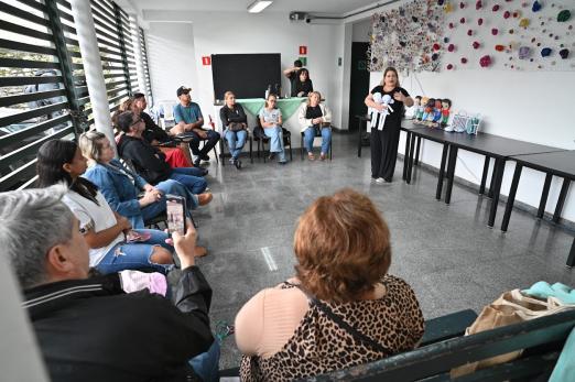 pessoas sentas em palestra #paratodosverem