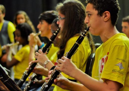 jovens tocam flautas em apresentação #pracegover 