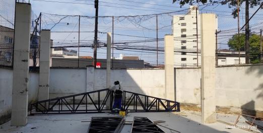 homem trabalhando em quadra #paratodosverem