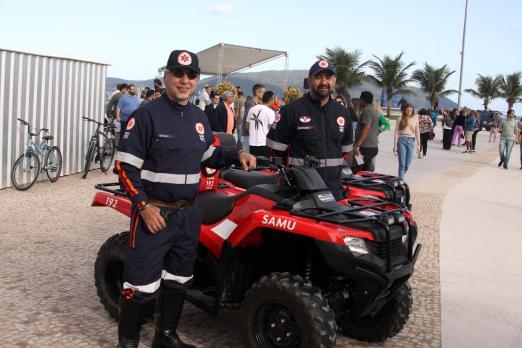 dois atendentes do samu com quadriciclos #paratodosverem 