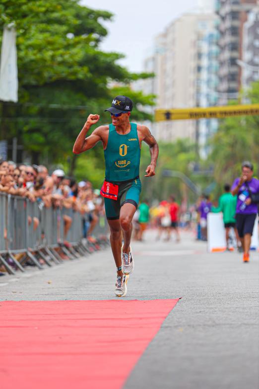 Triatleta na chegada da prova. #Paratodosverem