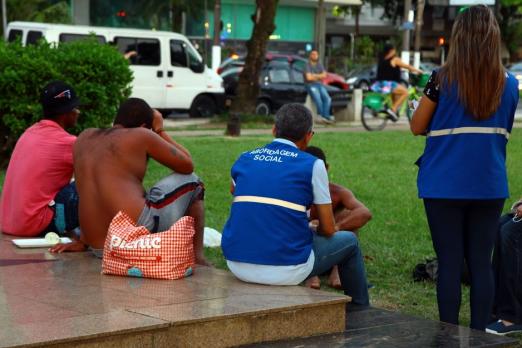 técnicos abordando pessoas em situação de rua #paratodosverem 