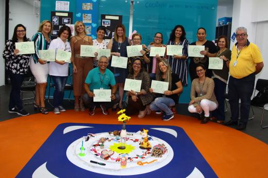 Novos membros da cipa mostram certificados #pracegover 