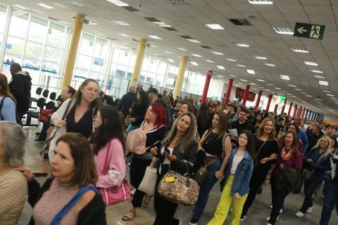 Pessoas desembarcando em terminal marítimo #paratodosverem