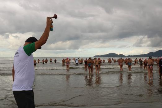 atletas entram no mar em largada de prova #paratodosverem