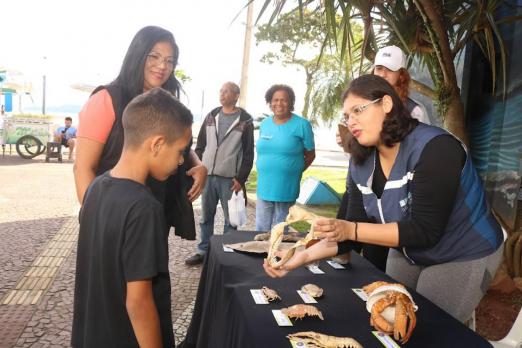 agente mostra ossada de animal a garoto #paratodosverem