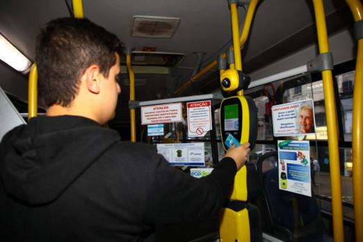 rapaz passa cartão na catraca #paratodosverem 