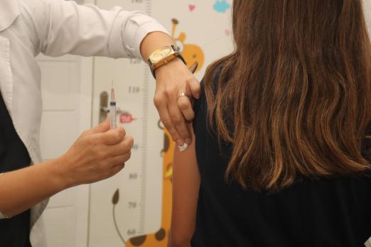 menina é vacinada no braço #paratodosverem