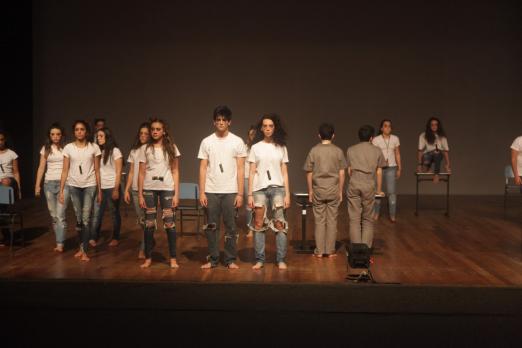 Alunos se apresentam em teatro #pracegover 