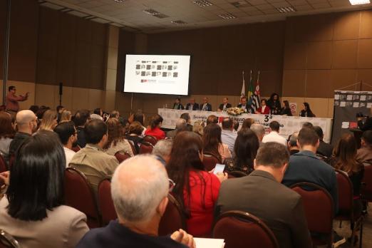 pessoas assistem palestra no auditório. #paratodosverem