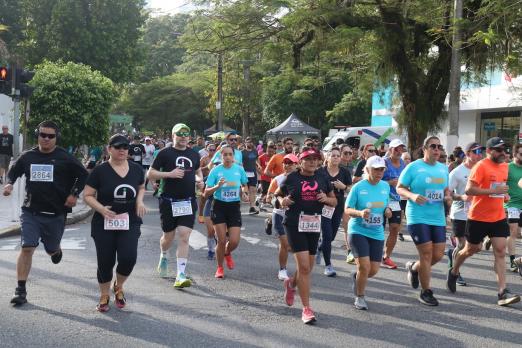 Corredores na largada da prova. #Paratodosverem.