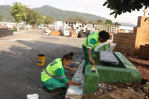 operárias fazem zeladoria em cemitério #paratodosverem 