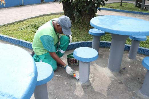 Funcionário faz pintura em praça. #Paratodosverem