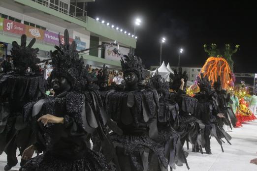 pessoas fantasiadas durante o desfile #paratodosverem 