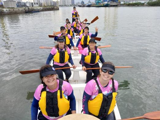 remadoras no barco #paratodosverem