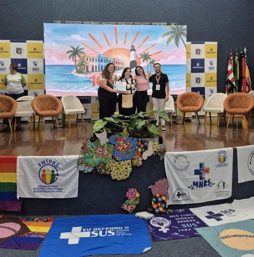 pessoas no palco do evento #paratodosverem 