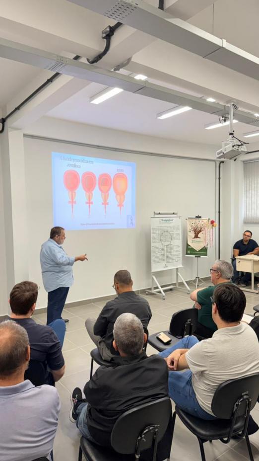 servidores acompanham palestra sentados #paratodosverem 