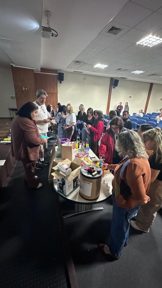 professora apresenta brinquedos #paratodosverem