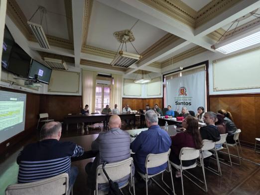 pessoas reunidas na sala de situação #paratodosverem