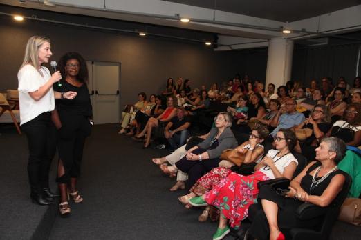 duas mulheres fazem palestra #paratodosverem