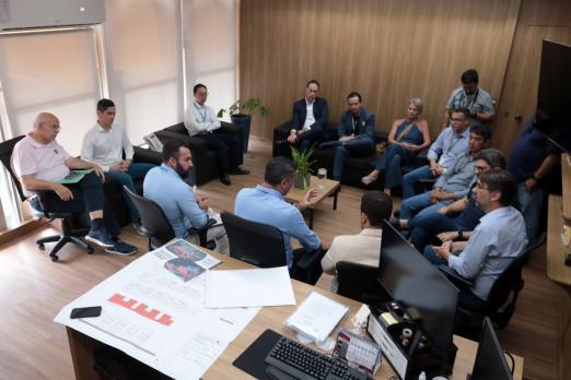 pessoas em reunião #paratodosverem 