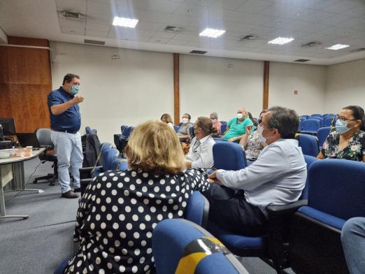 pessoas em sala durante a reunião #paratodosverem 