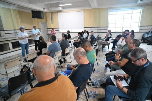 pessoas sentadas na reunião #paratodosverem 