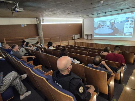 pessoas acompanham reunião em auditório #paratodosverem 