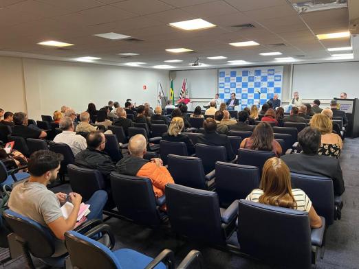 pessoas na reunião #paratodosverem