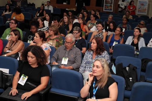 pessoas no auditório assistindo a capacitação #paratodosverem 