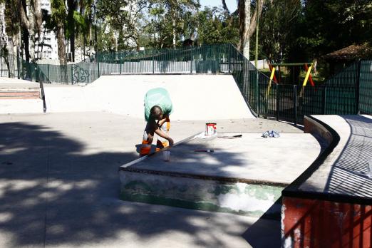 Vista geral da pista de skate em manutenção. # Pracegover