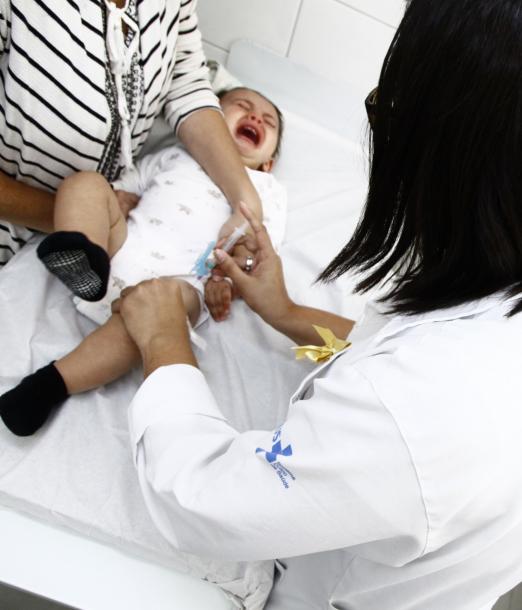 bebê é vacinado #pracegover 