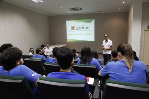 Jovens assistem a curso em auditório #pracegover 